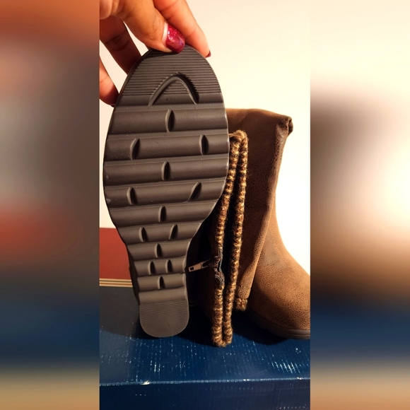 Women Boots - Picture 1 of 3